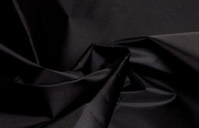 ткань курточная таффета 190t, wr/pu silver, 65гр/м2, 100пэ, 150см, черный/s580, (рул 100м) tpx028 купить в Москве.